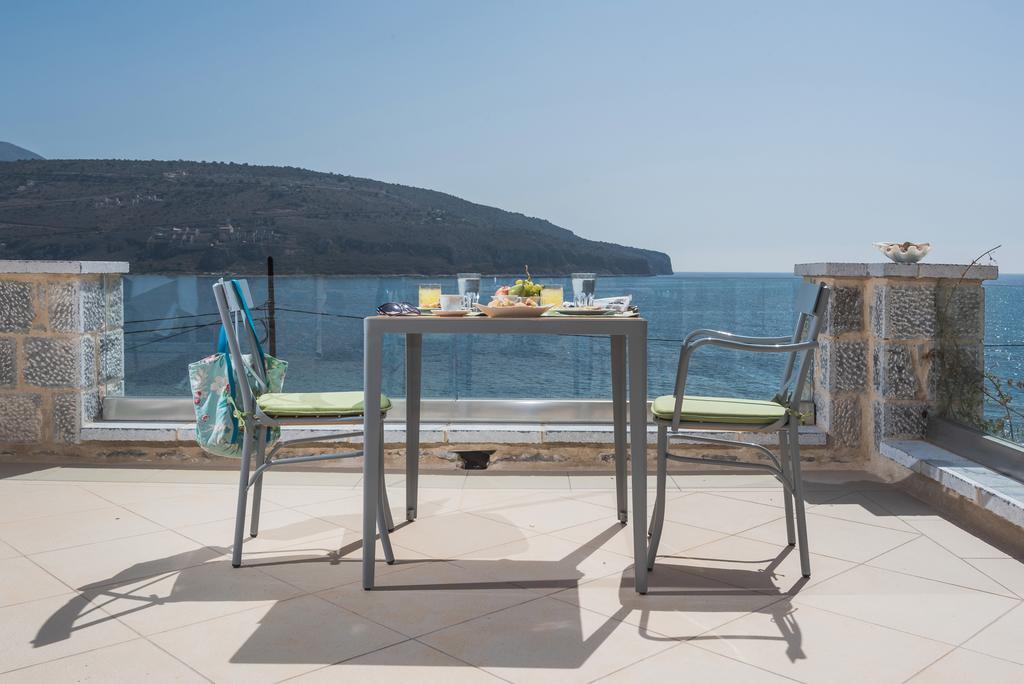 Alkyon Seaside Studios Néon Oítilon Extérieur photo